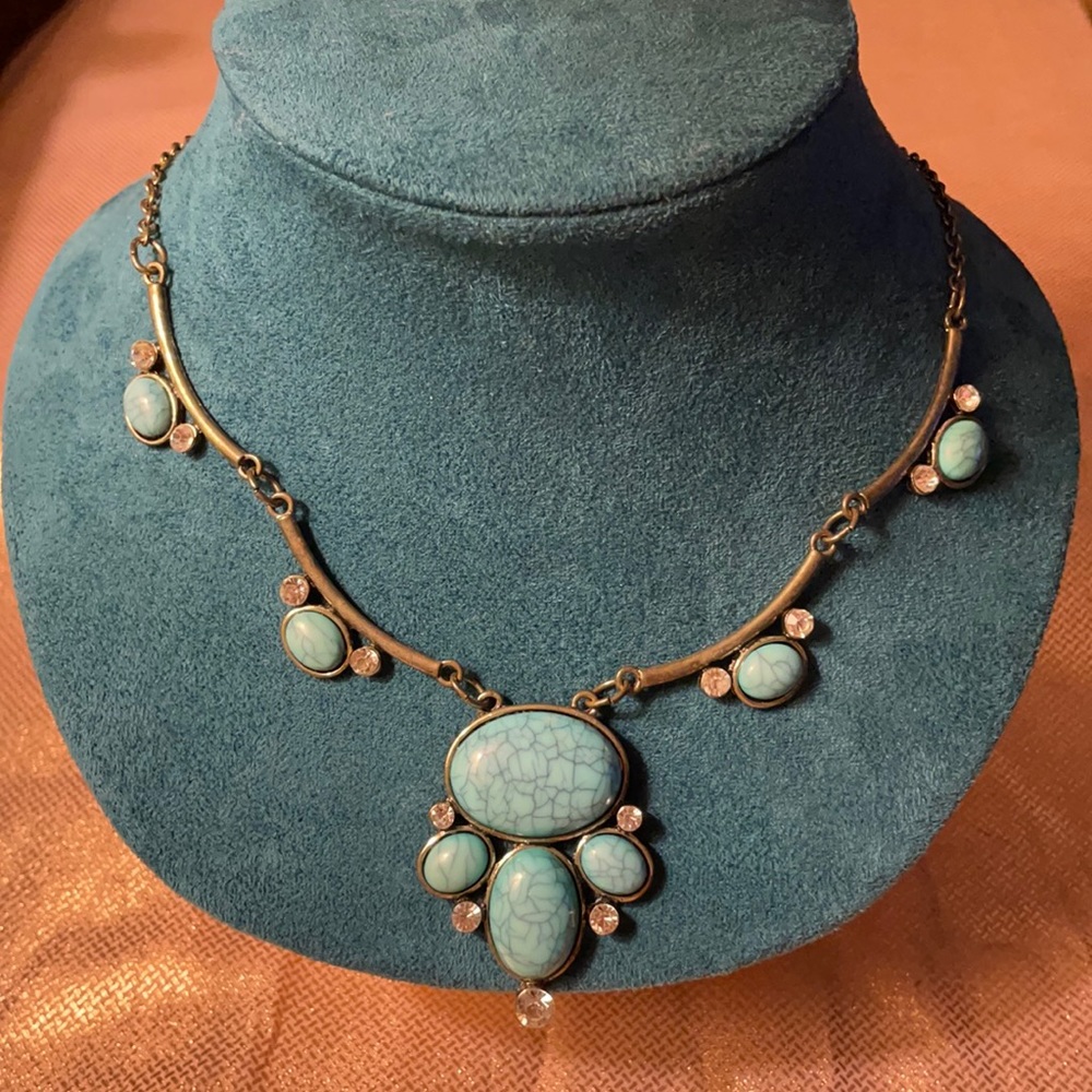 Necklace with turquoise colored stones with crystals